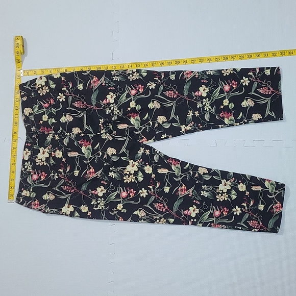 Reitmans Dark Floral Capri Pants size 5 - Picture 3 of 5